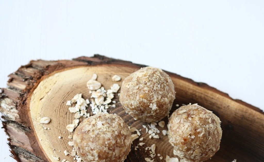 No-Bake Peanut Butter Protein Balls (5 Ingredients)